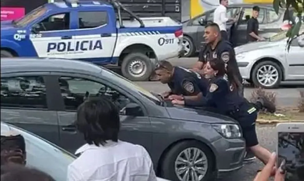 VIDEO: en medio de un control le pidieron que frene, se negó y arrastró a dos policías