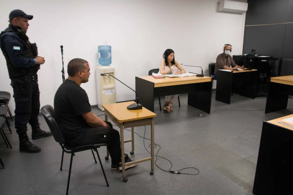 Apuñaló a un hombre y atacó con el mismo cuchillo a efectivos policiales: terminó detenido