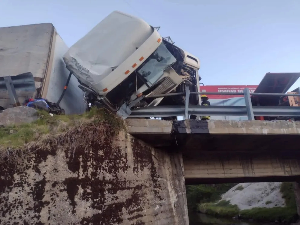 Camionero y acompañante se salvaron de milagro al ser contenidos por guardarrail de un puente