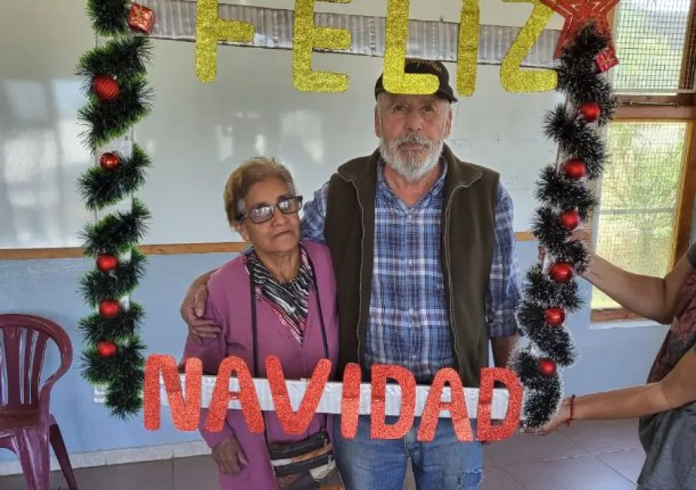 Adultos mayores del centro Newenche recibieron la cena de Nochebuena y módulos con alimentos