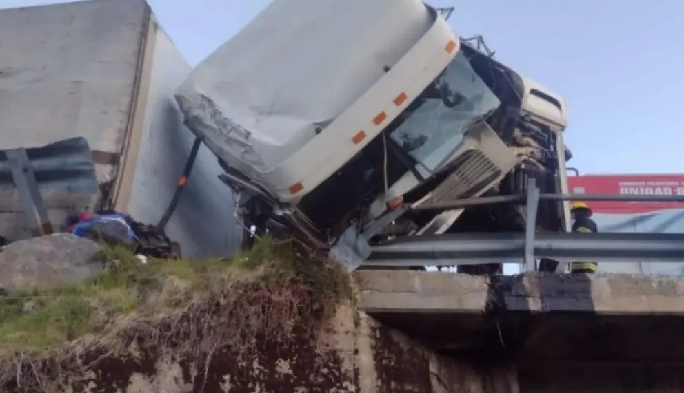 Dos heridos al volcar un camión que se dirigía hacia Chile