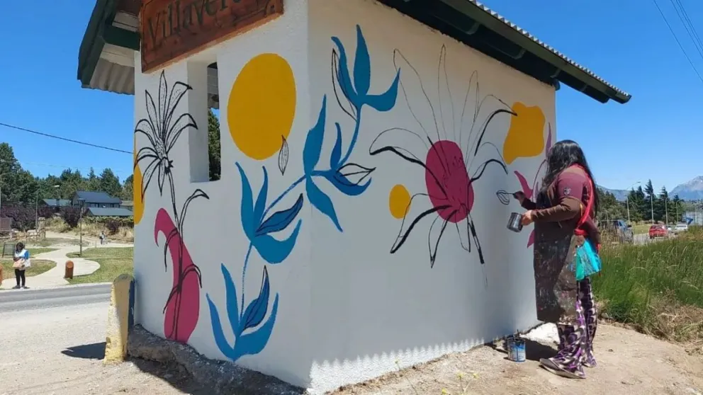 Realizaron una intervención artística en la garita del barrio Villaverde