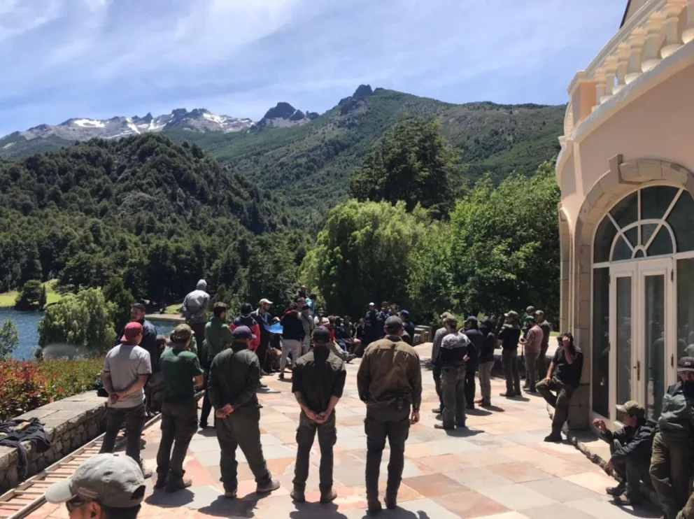 Grabois y un grupo de unos 100 militantes acampan en Lago Escondido