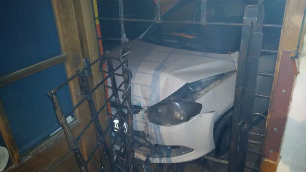 Violenta colisión entre dos autos: un taxi frenó contra el frente de un kiosco