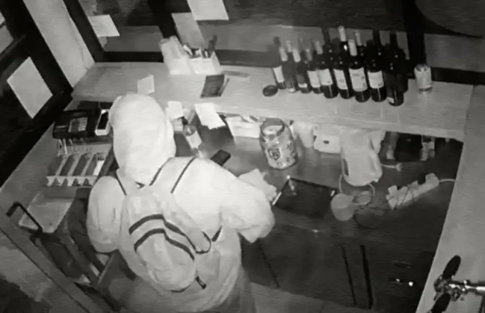 Después de hacer inteligencia, ingresó a un comercio y robó dinero y otros elementos