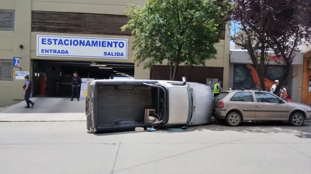 Aparatoso accidente en la esquina de Quaglia y Elflein: volcó una camioneta