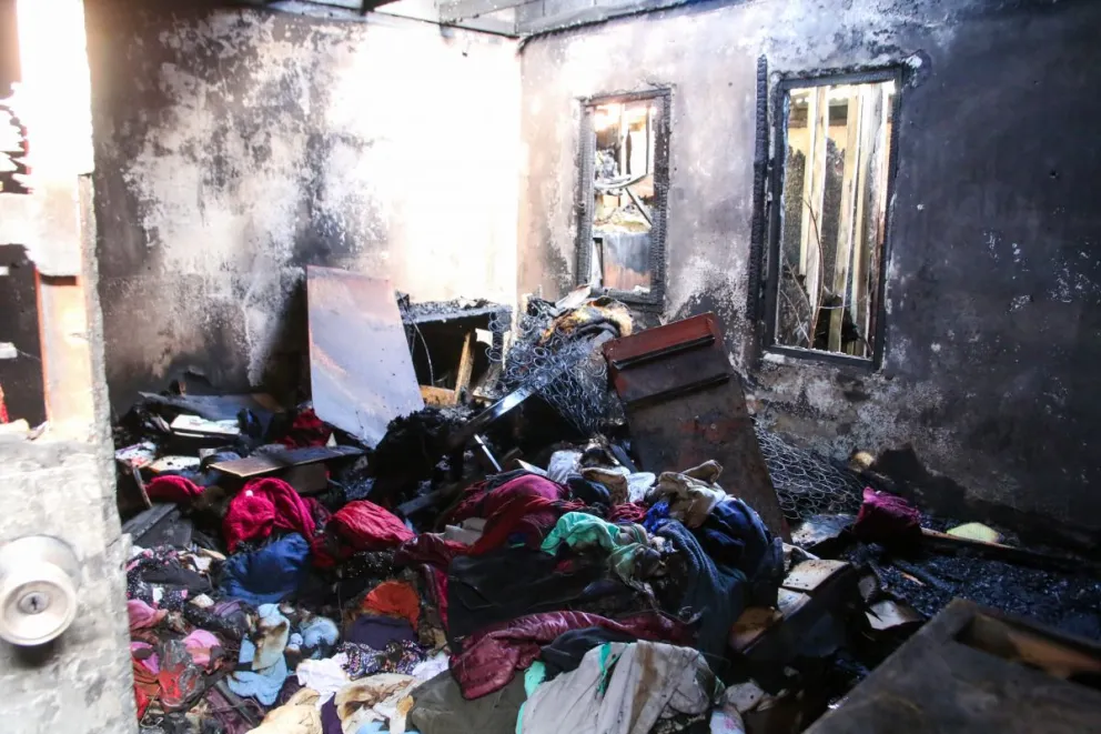 Dos viviendas sufrieron pérdidas totales en un incendio que comenzó por una quema mal apagada