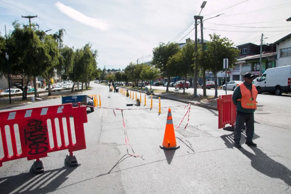 Por trabajos de demarcación en la vía pública, se modifica la circulación en Av. 12 de Octubre entre Diagonal Capraro y el puente del Ñireco