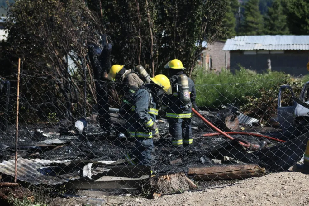 Feroz incendio consumió una casilla y un auto en el barrio 29 de Septiembre