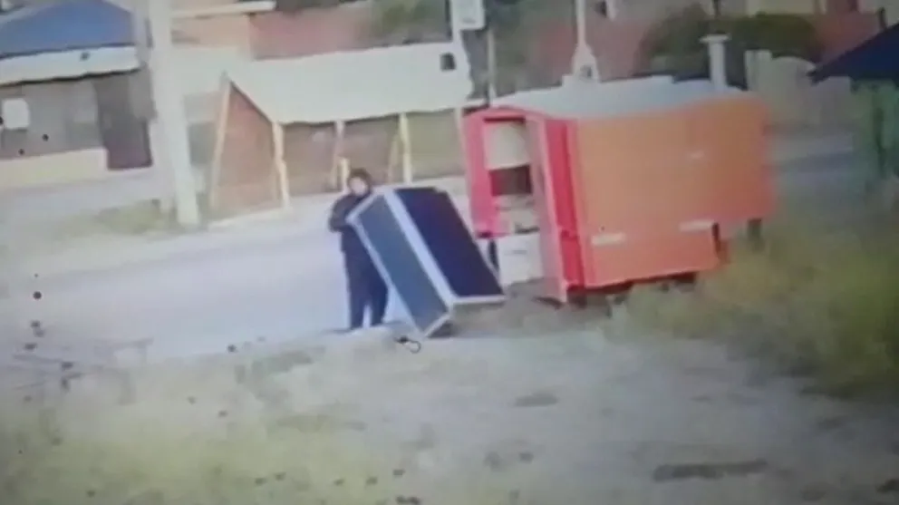 VIDEO: Le sustrajeron una heladera y asegura que el delincuente vive en una casa “ocupada” a pocos metros