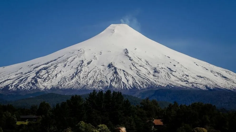 Por movimientos internos en el volcán Puyehue, sube el estado de alerta a color amarillo
