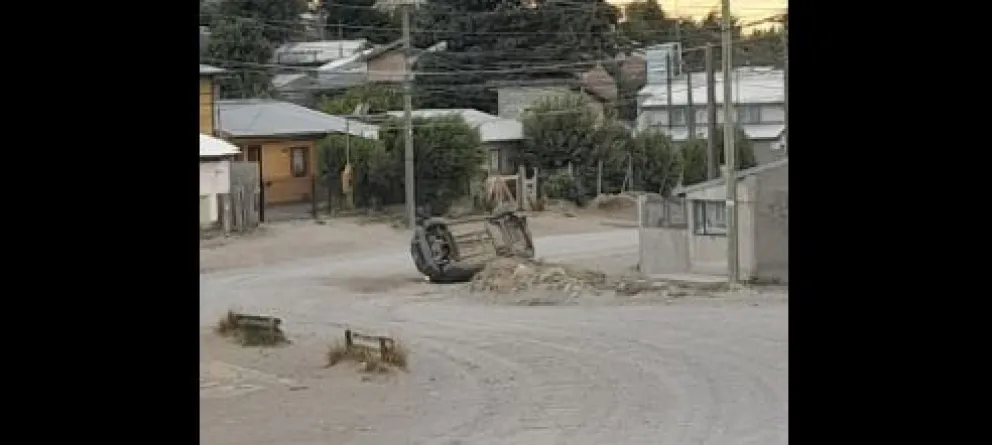 El conductor del vehículo que volcó habría intentado embestir a un gendarme