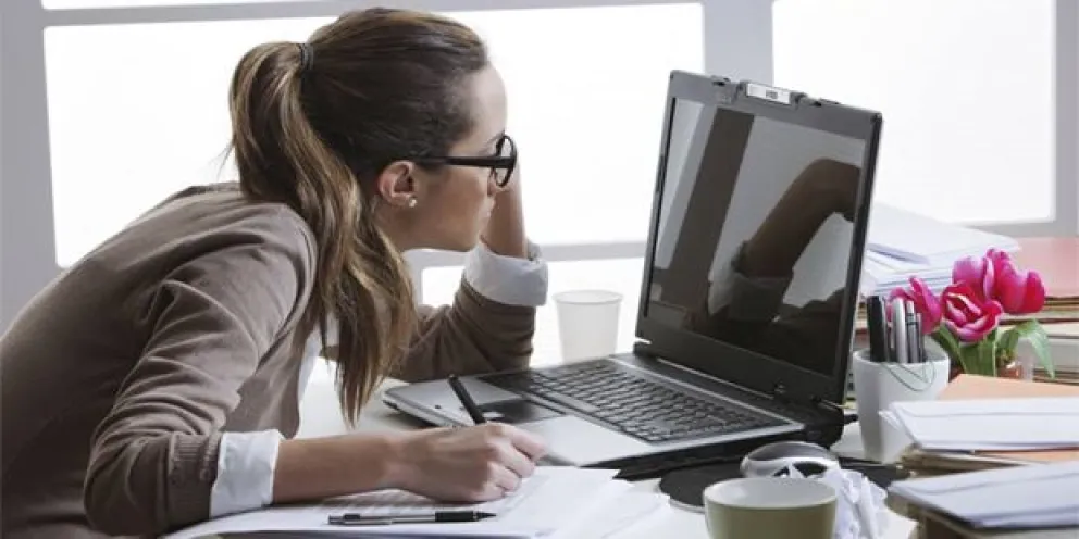 Mala postura por usar el celular y la computadora: conoce los mejores ejercicios que podes hacer desde tu casa