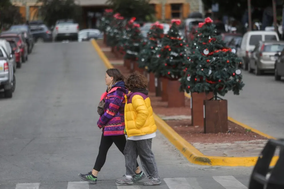 Turistas recorren la ciudad y disfrutan del típico verano barilochense 