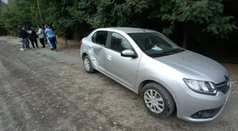 Una joven resultó con heridas leves tras el choque de un camión regador contra un auto particular