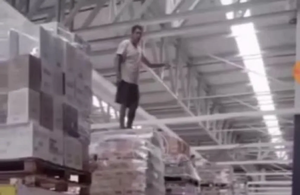 Amenazó con suicidarse en un local céntrico de Neuquén y se hizo viral 