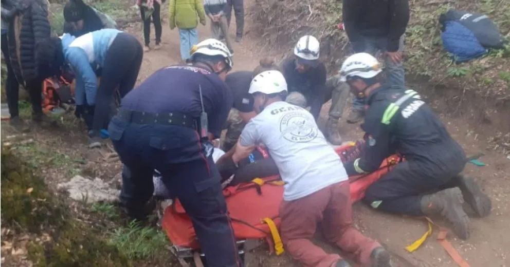 Amplio operativo de rescate para auxiliar a una caminante que se fracturó en un sendero de montaña