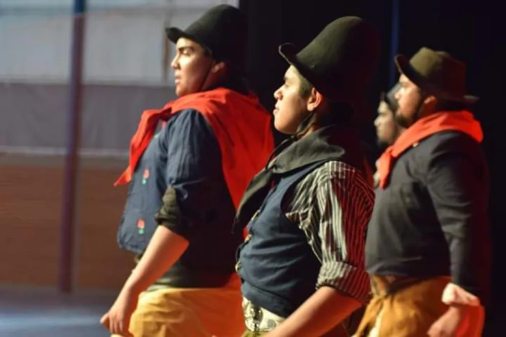 Ocho bailarines defenderán el malambo barilochense en Cosquín