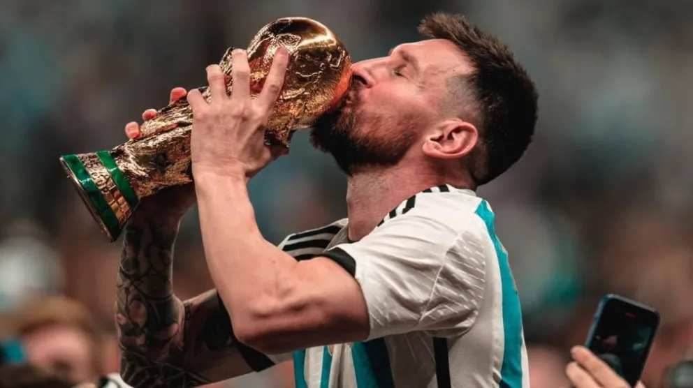 Messi fue elegido como el mejor jugador del año por la IFFHS y dejó segundo a Mbappé