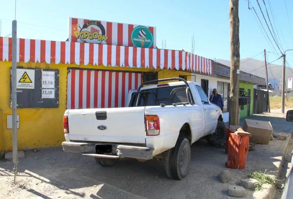 Conductor perdió el control de la camioneta y chocó contra un local de comidas