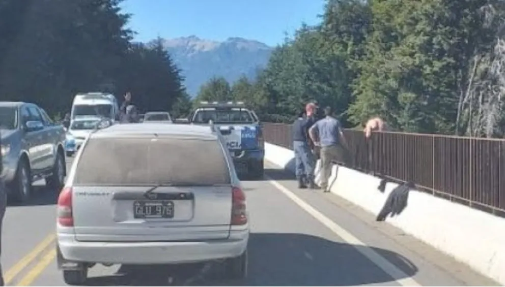 Policía rescató a un jóven que intentó arrojarse del puente Correntoso
