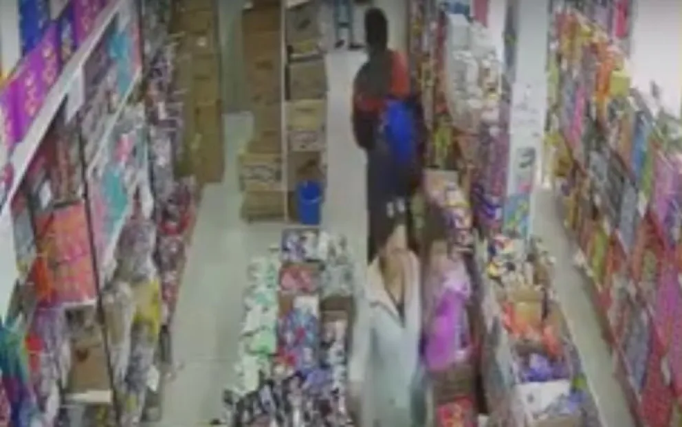 Graban a un hombre cuando sustrae mercadería de un comercio acompañado por su hijo