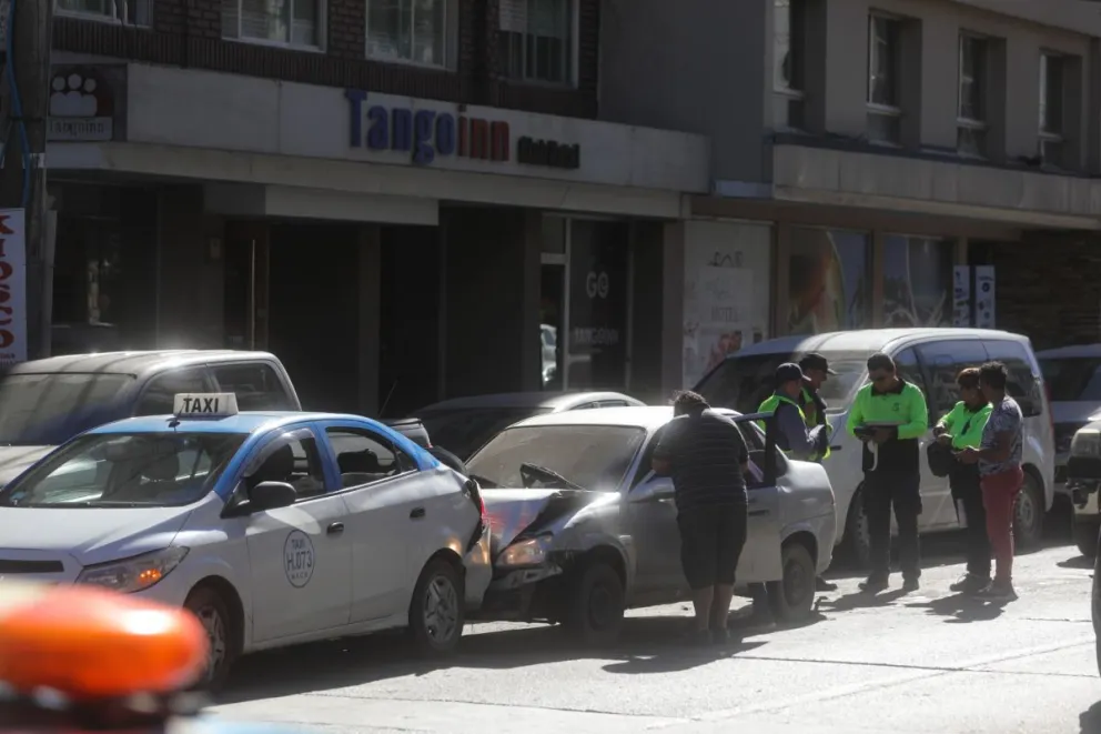 Video: Heridos tras un fuerte choque entre un auto particular y un taxi 