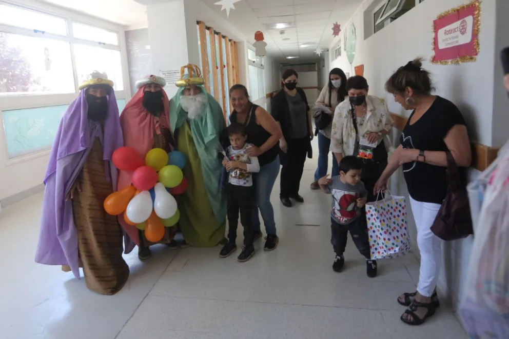"Pasaron ya los Reyes y eran tres" y entregaron regalos a los niños del hospital zonal