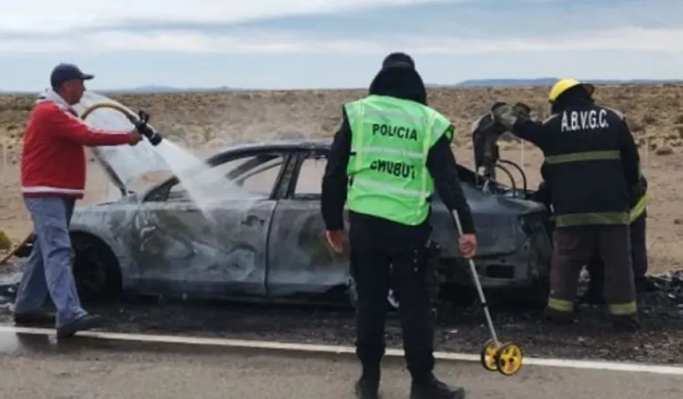 Viajaban hacia El Bolsón y por un hierro tirado en la ruta se les incendió el auto
