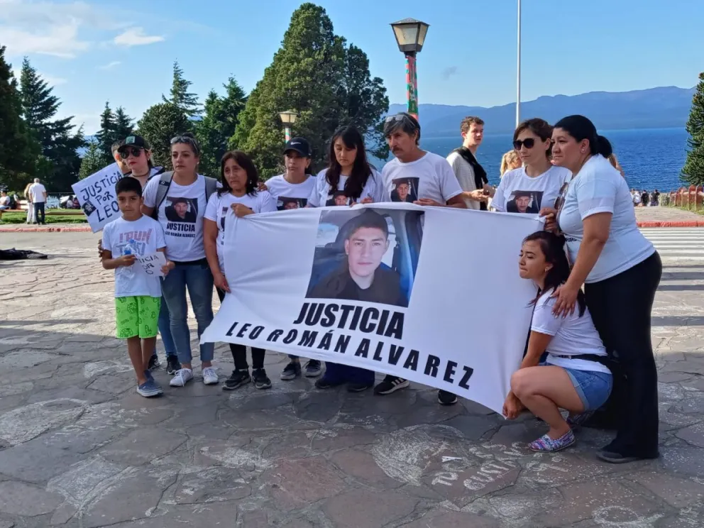 Familiares y amigos de Leo Álvarez marcharon por las calles de Bariloche para pedir justicia 