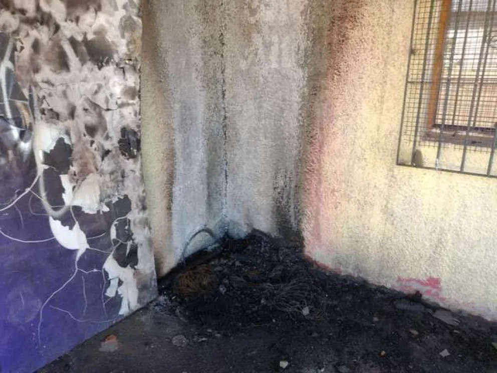 La comunidad educativa Aitue- Angelelli indicó que desconocidos prendieron cubiertas fuera del colegio