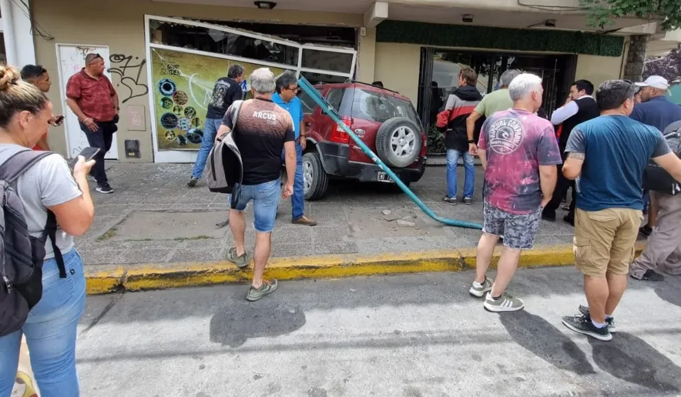 Impactante accidente en el centro de Bariloche: una camioneta terminó adentro de una panadería