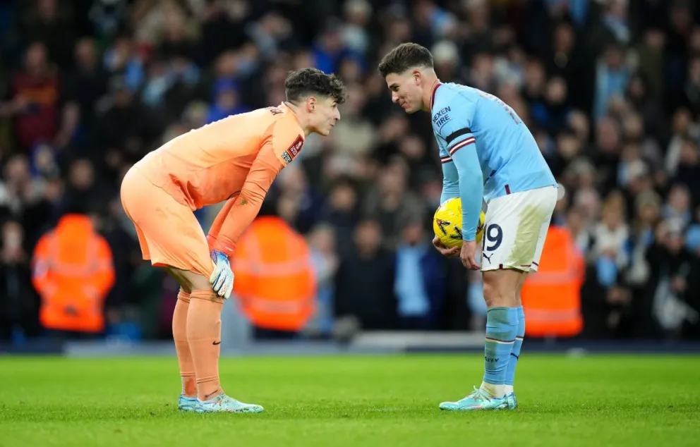 No le funcionó la “gran Dibu”: Julián Álvarez anotó de penal en la goleada del Manchester City sobre el Chelsea