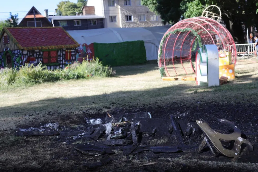 Incendiaron un trineo de madera que estaba en el Centro Cívico