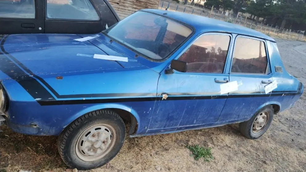 Iba a toda velocidad en un auto destartalado, sin documentación y con sus hijos a bordo