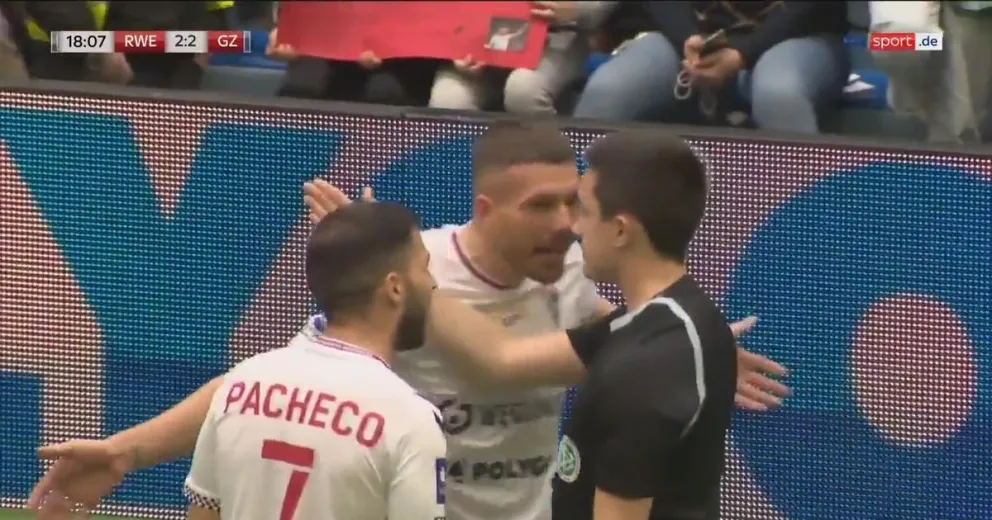 Lucas Podolski fue expulsado de su propio partido benéfico en Alemania