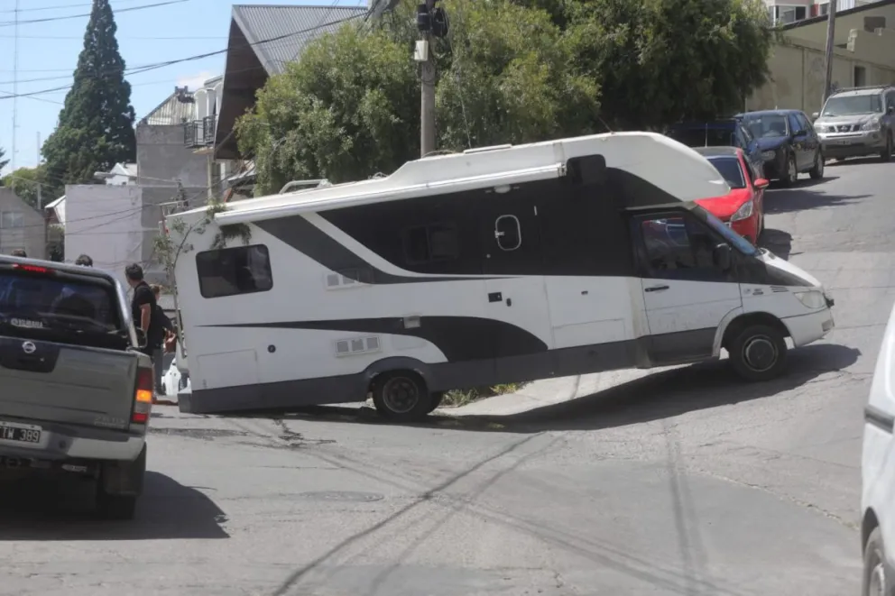 Motorhome quedó “atascado” y causó problemas en el tránsito