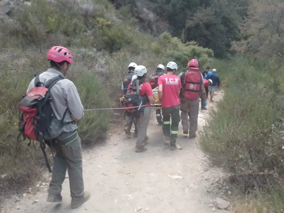 Tuvieron que rescatar a una turista que se fracturó el tobillo en el cerro Bandurrias
