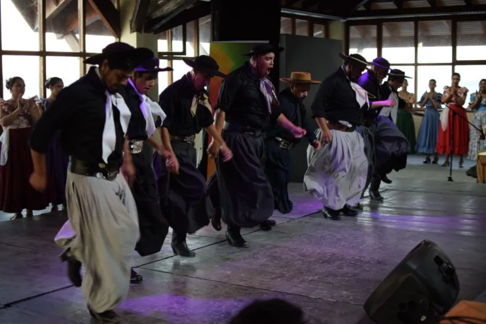 A puro folklore en La Llave: Ballet Tolkeyén interpreta “Dejaron improntas…”