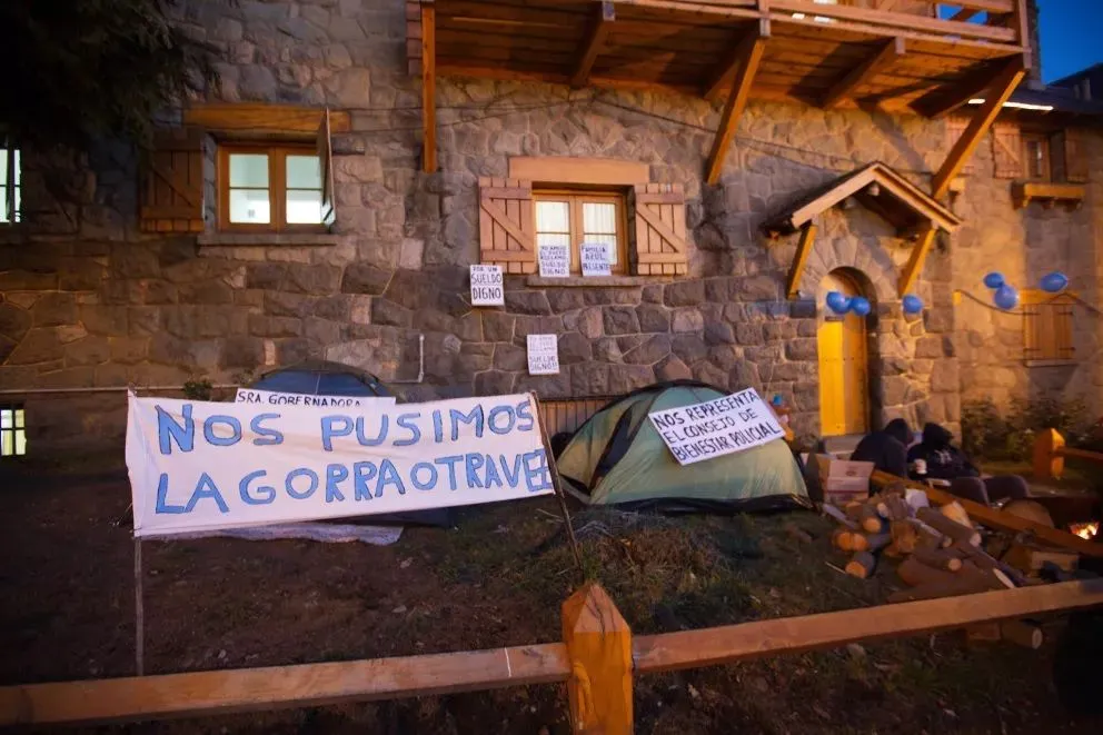 Policías retirados y pensionados vuelven a acampar exigiendo "el pago de Zona Austral”