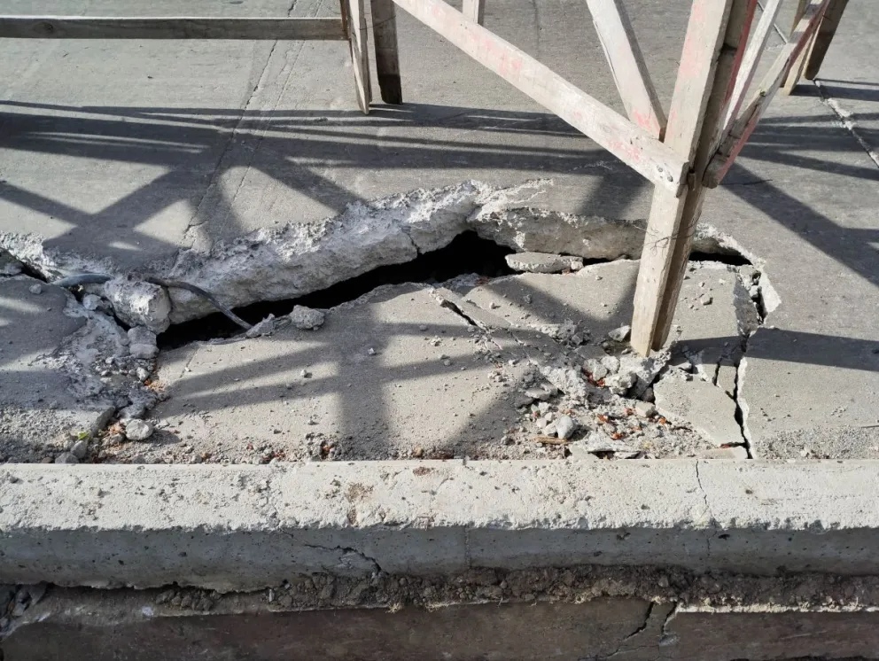 Un metro de grieta en el asfalto nuevo del sector costanero de la ciudad