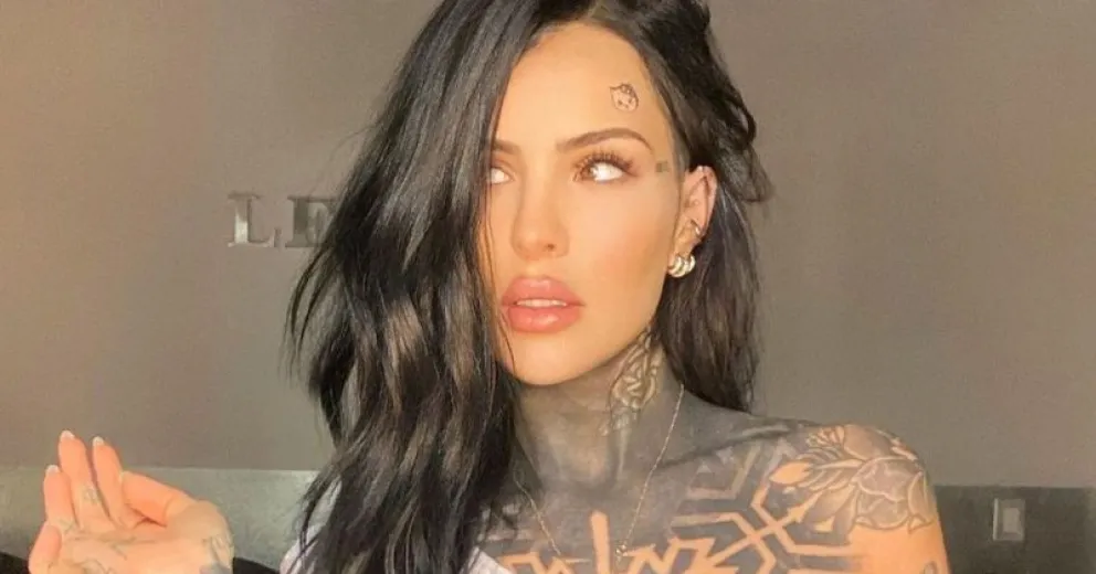 Se le vio todo: Cande Tinelli mostró todos sus tatuajes en bikini mirando el mar