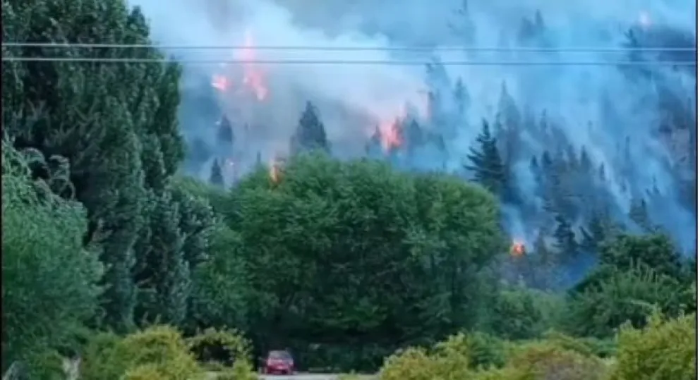 Continúa activo y fuera de control, el incendio forestal en la zona de El Hoyo