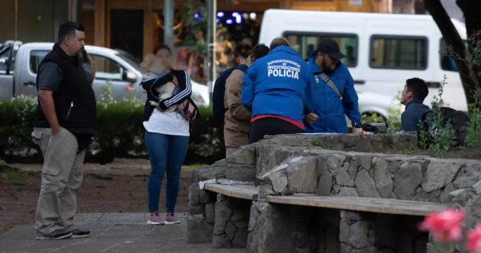 Vendía droga en la plaza, llevaba más de 150 dosis, una balanza y 100 mil pesos