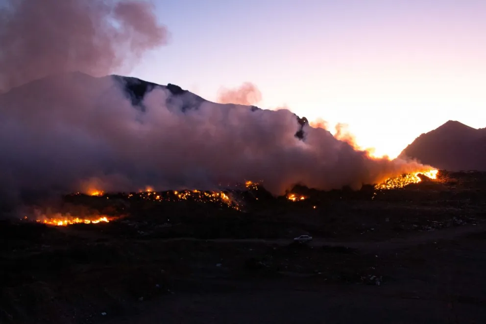 Se descontroló el incendio en el Vertedero y las llamas sobrepasaron el cerco perimetral 