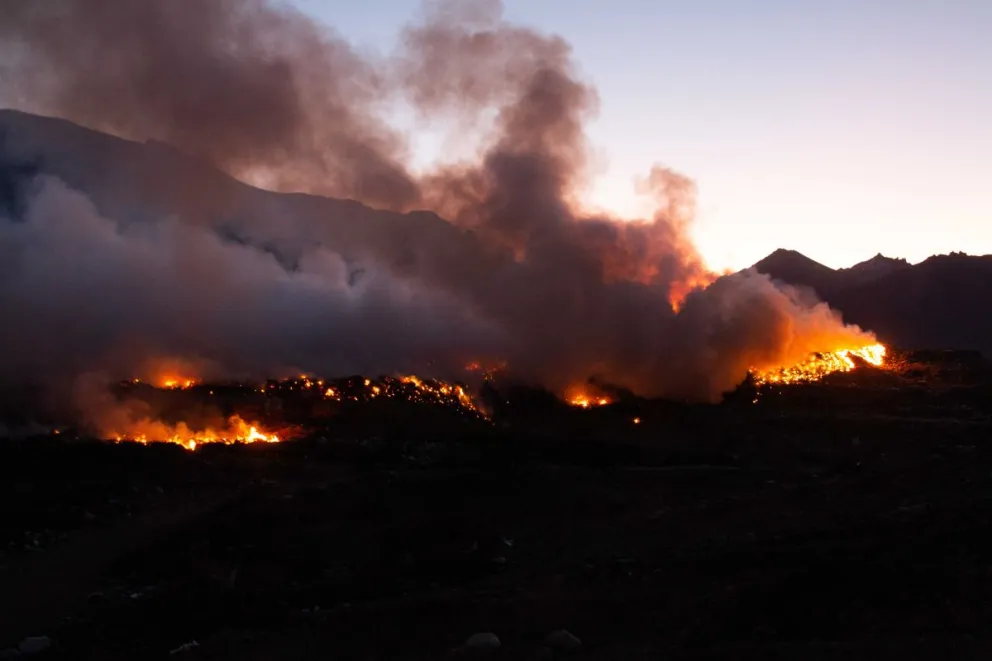 Denuncian que un individuo habría "contratado" a otro para prender fuego el Vertedero