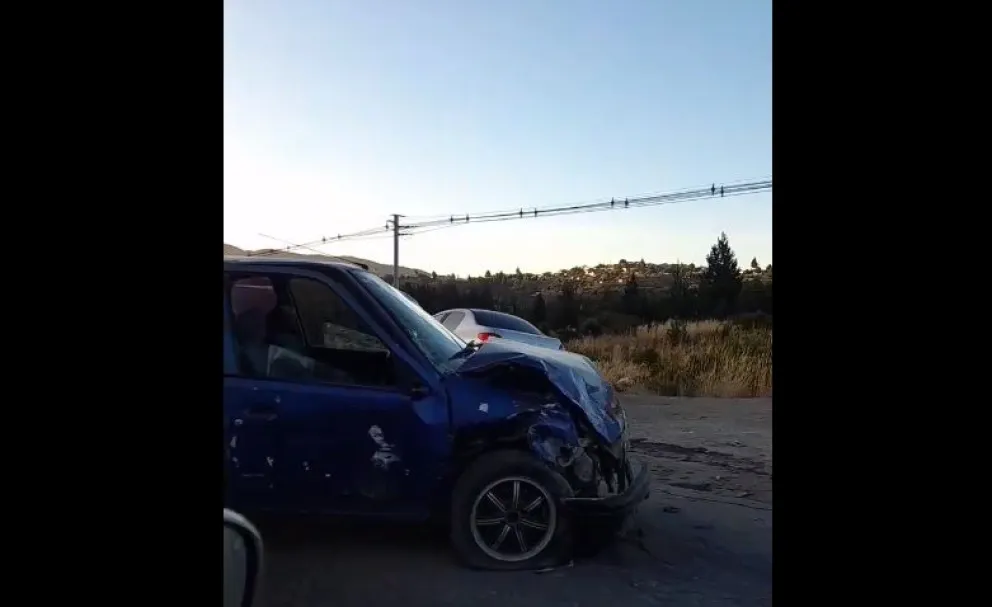 Violento choque entre dos vehículos dejó como saldo heridos leves y daños materiales