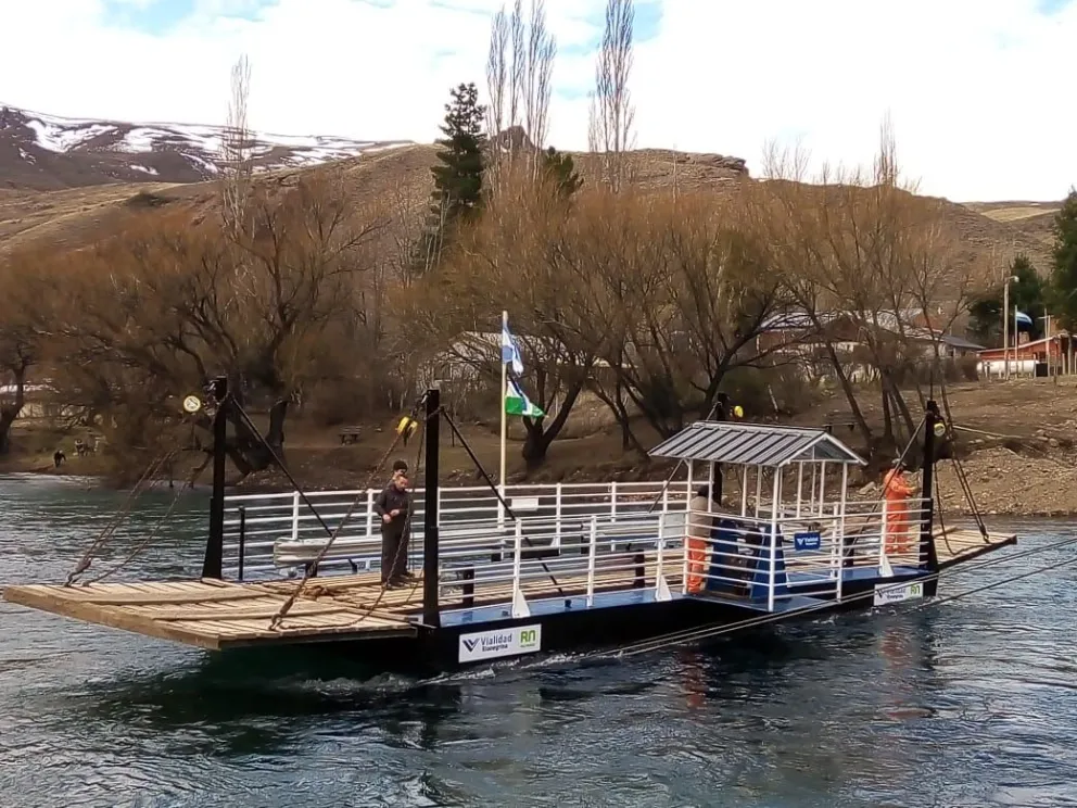 Reducen el horario de la balsa en Villa Llanquín por crecida en río Limay