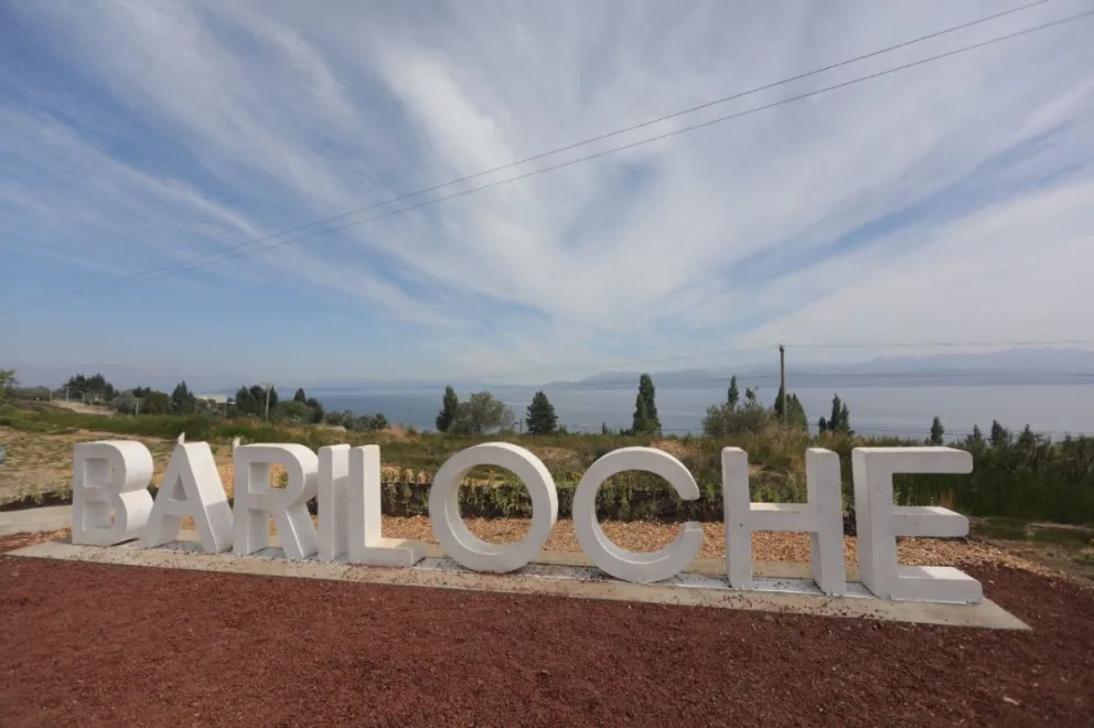 Instalaron las letras de bienvenida a los turistas que ingresan por el Este