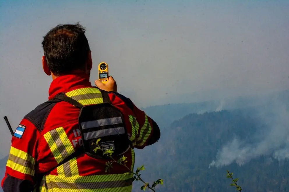 El fuego consumió la casa de una familia en el cerro Currumahuida